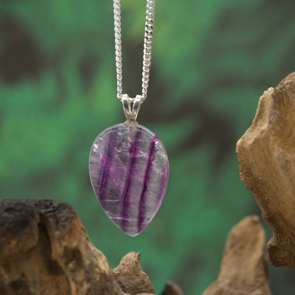 Gestreifter violetter Fluorit-Anhänger – unterstützt Fokus, Achtsamkeit und Schutz.