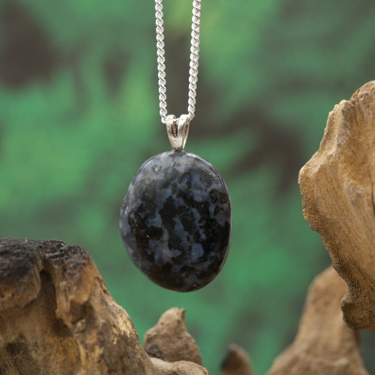 Mystic-Merlinite-Anhänger aus Gabbro – fördert Intuition, Transformation und spirituelles Wachstum.