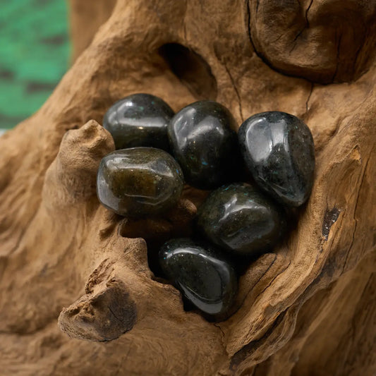 Dunkel mit Sternen-Schimmer – schützt und stärkt Intuition.
