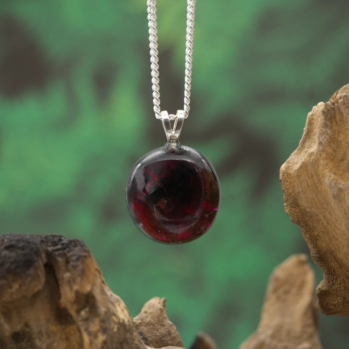 Tiefroter Pyrop-Granat-Anhänger – stärkt Leidenschaft, Willenskraft und Energiefluss.