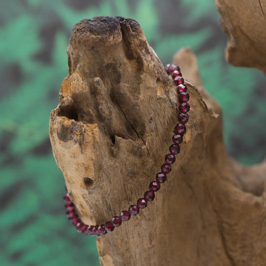 Edelstein-Armband aus 4 mm facettiertem Pyrop (1A) – stärkt Willenskraft und Feuer.