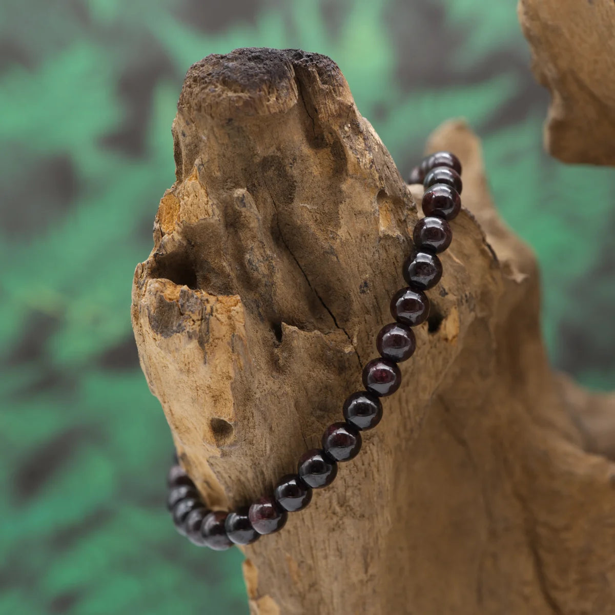 Edelstein-Armband aus 6 mm Pyrop – belebt und gibt Durchhaltevermögen.