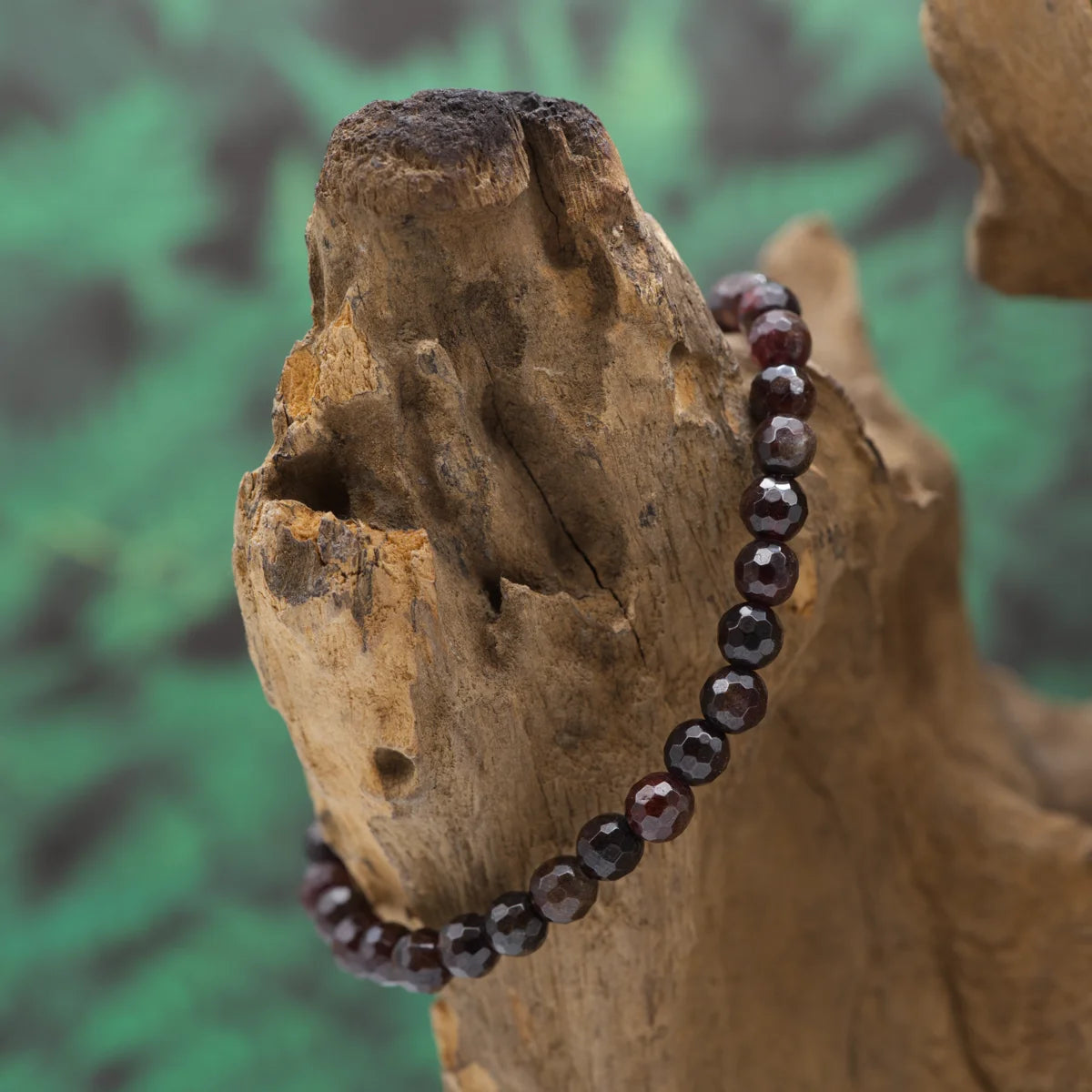 Edelstein-Armband aus 6 mm facettiertem Pyrop – intensiviert Energie und Fokus.