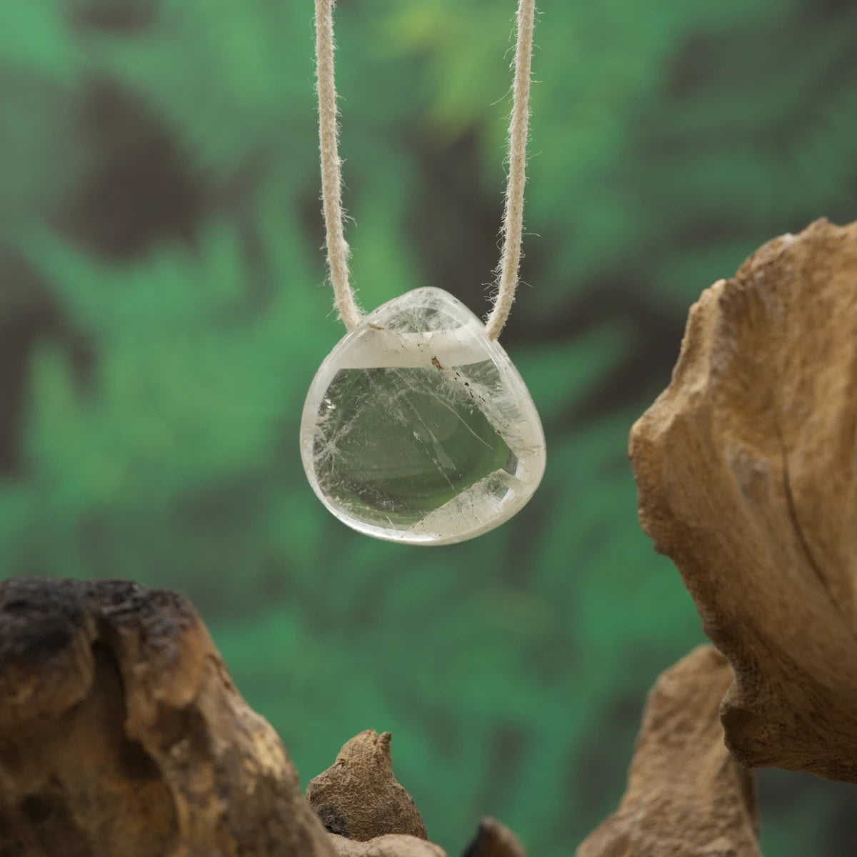 Hellgelber Hiddenit – Herzöffnung, Sanftheit und emotionale Heilung.