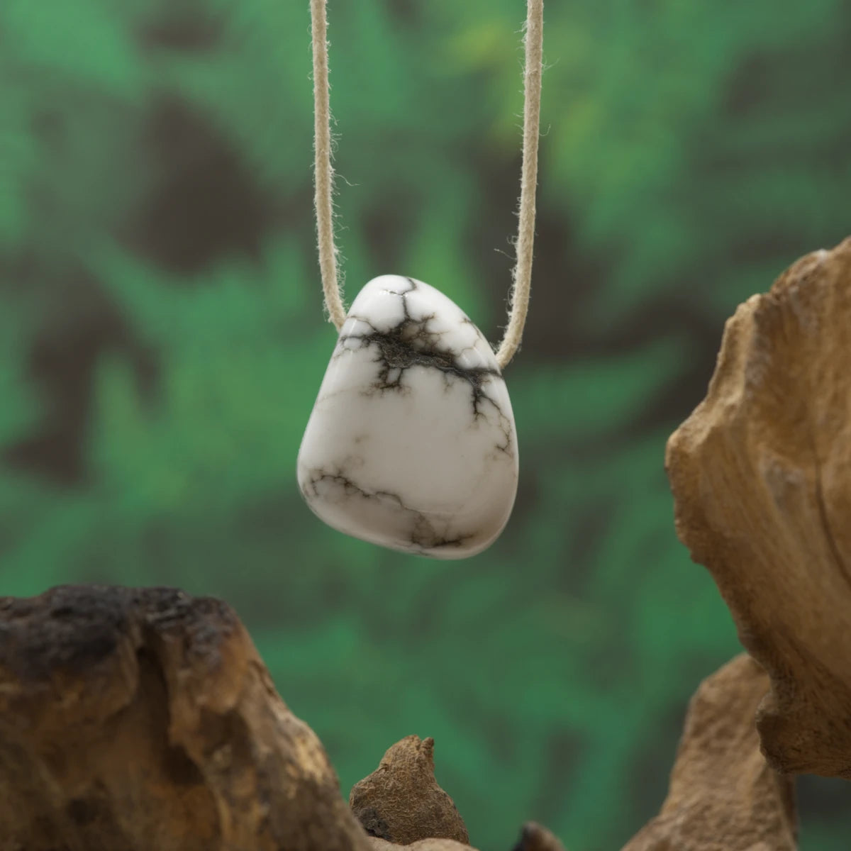 Weißer Howlith mit grauer Maserung – Geduld, Gelassenheit und innere Ruhe.