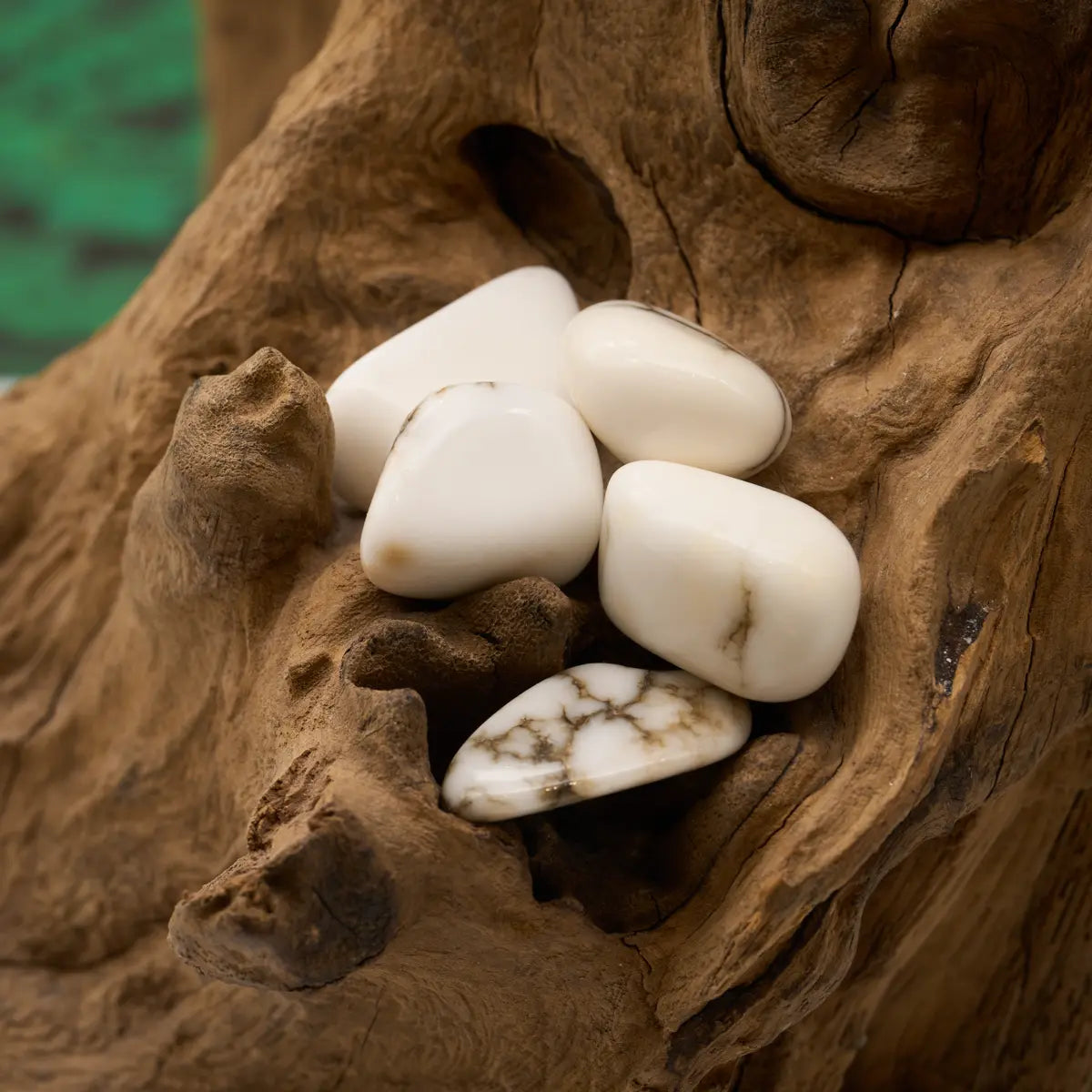 Weiß mit grauer Marmorierung – beruhigt und entstresst.