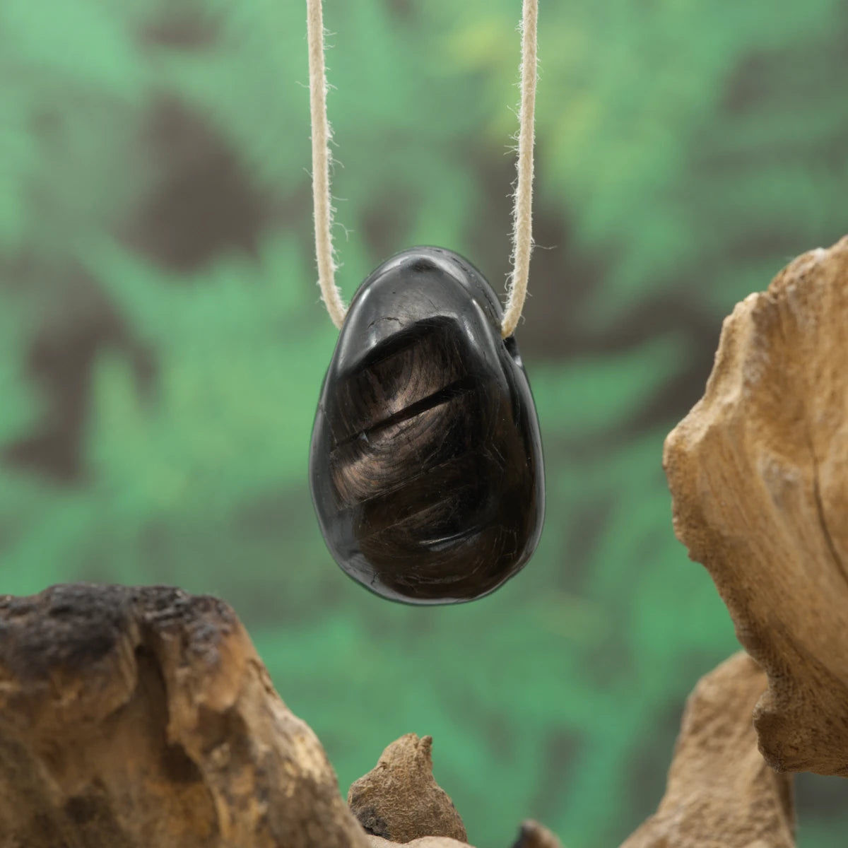 Dunkler Hypersthen – Selbstvertrauen, Schutz und Stärke.