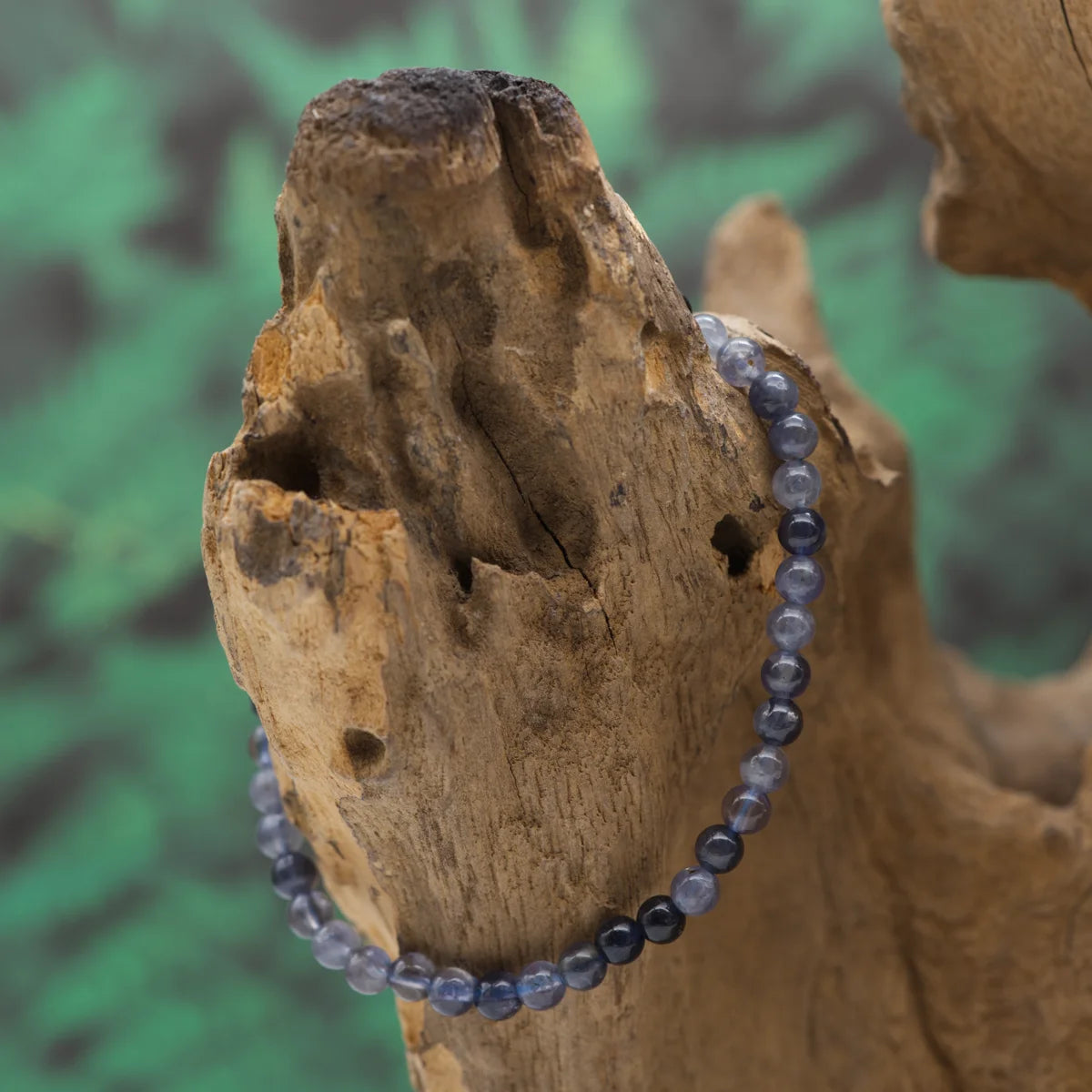 Edelstein-Armband aus 4 mm Iolith – vertieft Intuition und Klarheit.