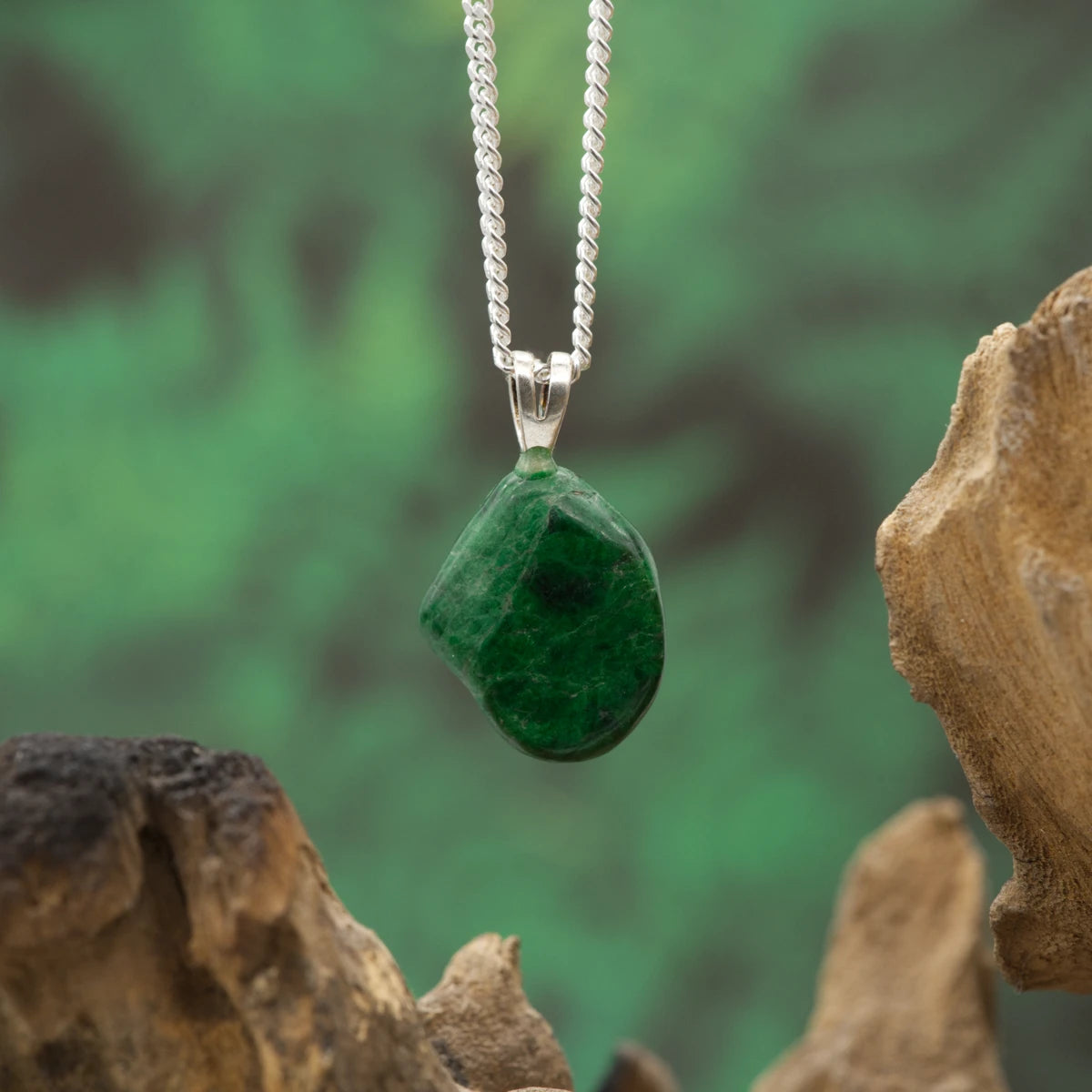 Edler Burmajade-Anhänger – fördert Weisheit, Frieden und Lebensenergie.