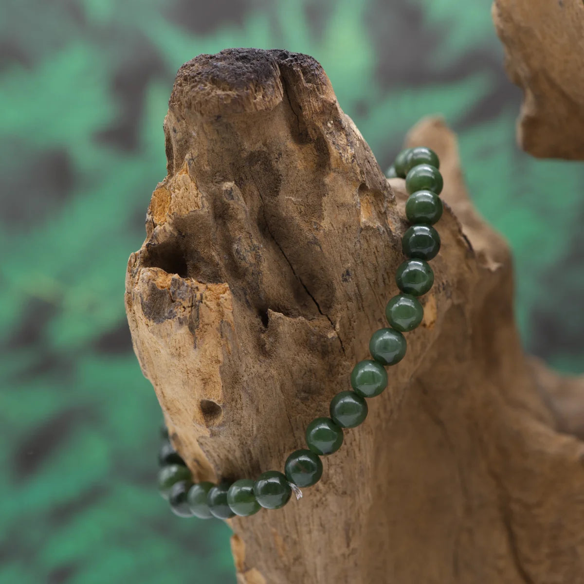 Edelstein-Armband aus 6 mm Nephrit – bringt Harmonie und Schutz.