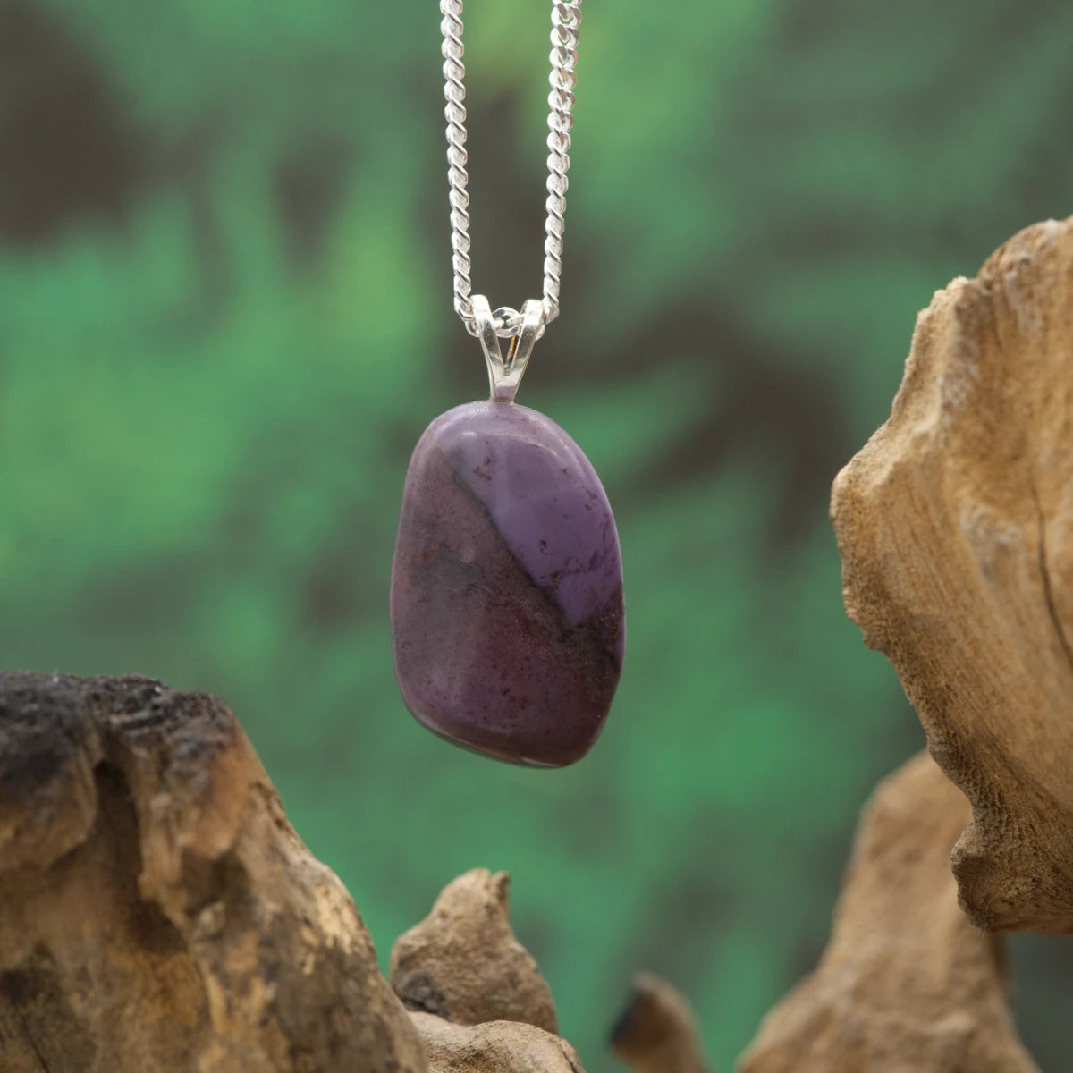 Lavendelfarbener Jadeit-Anhänger – sanfter Stein für innere Ruhe und Ausgeglichenheit.