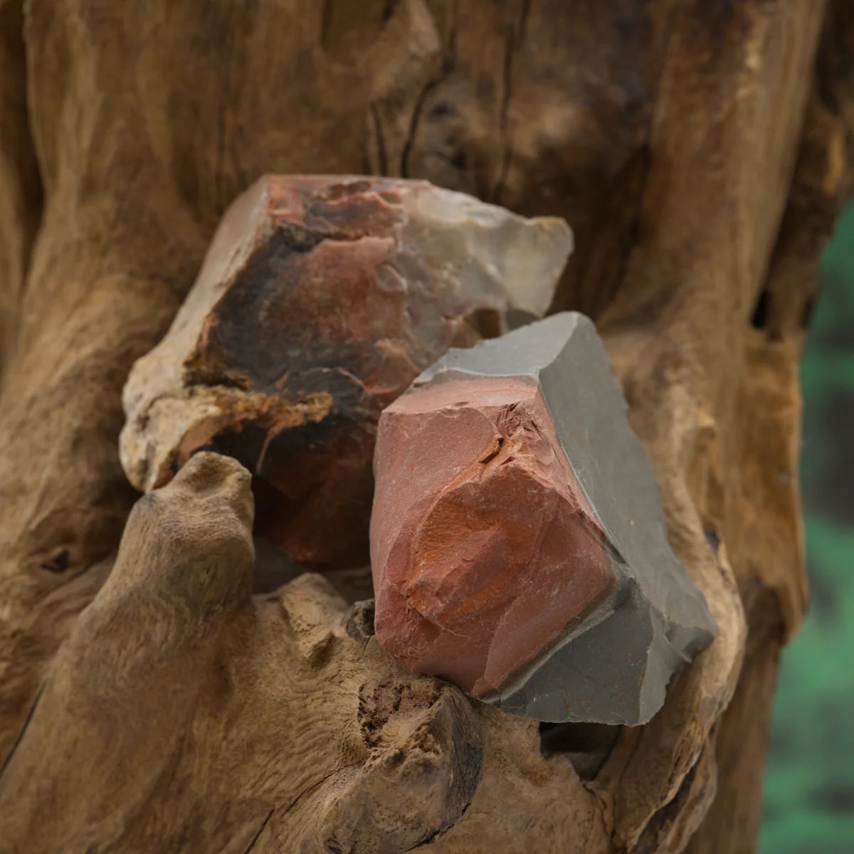 Farbintensiver Polychromjaspis-Rohstein – stärkt Lebensfreude und Stabilität.