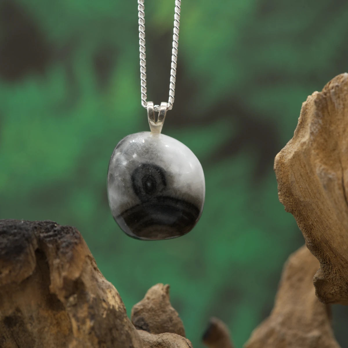 Shelljaspis-Anhänger mit Calcit – stärkt Erdung, Struktur und seelische Standfestigkeit.