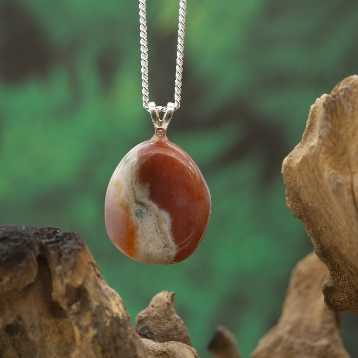 Bunt gemaserter Jaspis-Anhänger – kräftigt Körper, Geist und innere Balance.