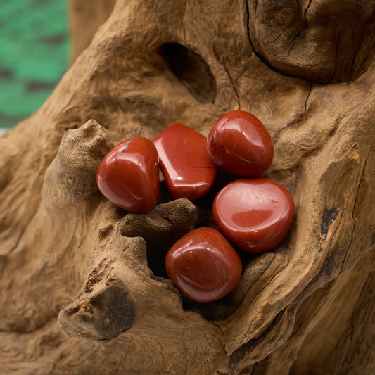 Kräftig roter Jaspis-Trommelstein – schenkt Mut und innere Stärke.