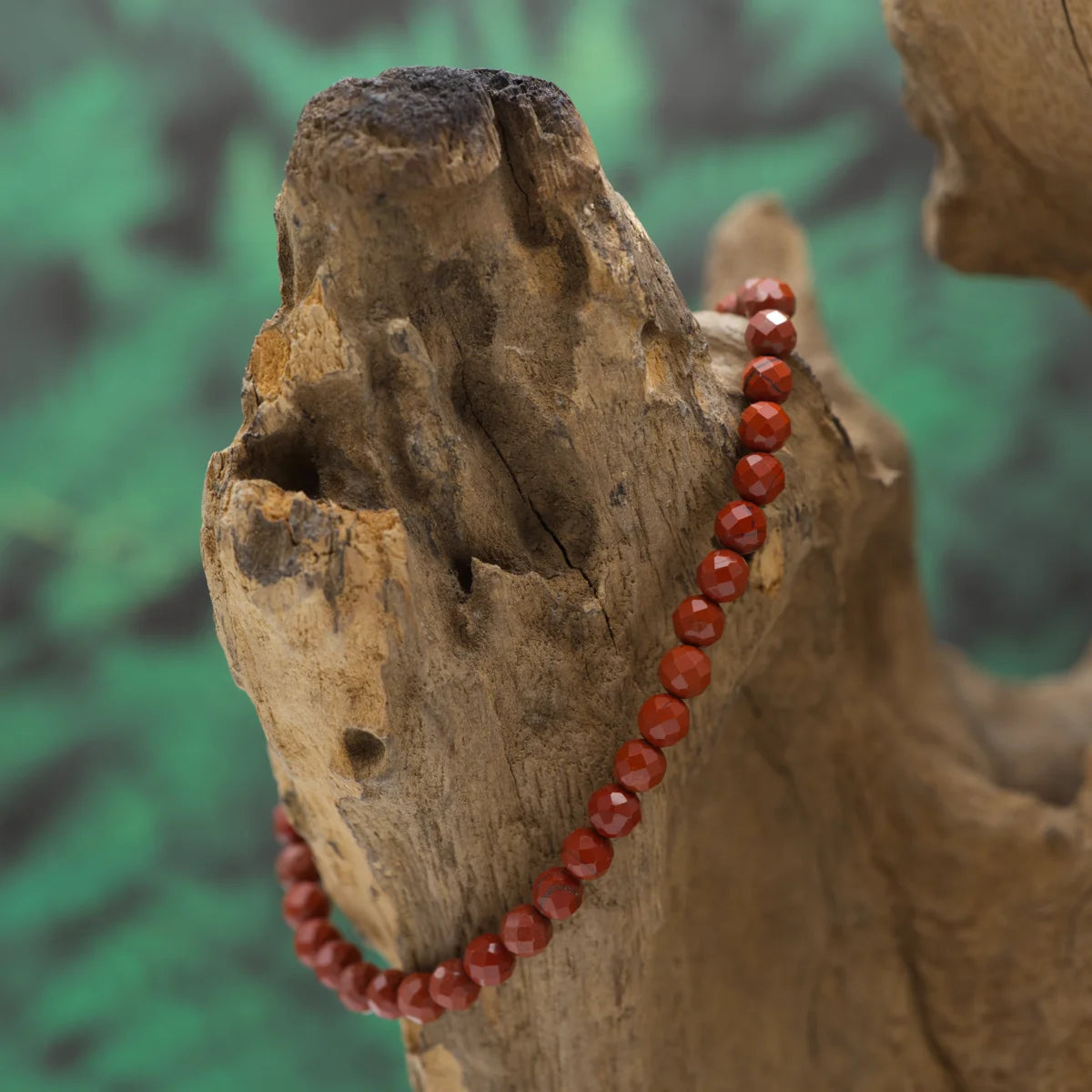 Edelstein-Armband aus 4 mm facettiertem rotem Jaspis – fördert Standfestigkeit und Mut.