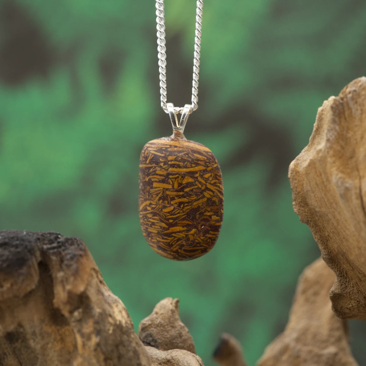 Schlangenjaspis-Anhänger – Schutzstein für Erdung und seelische Erneuerung.