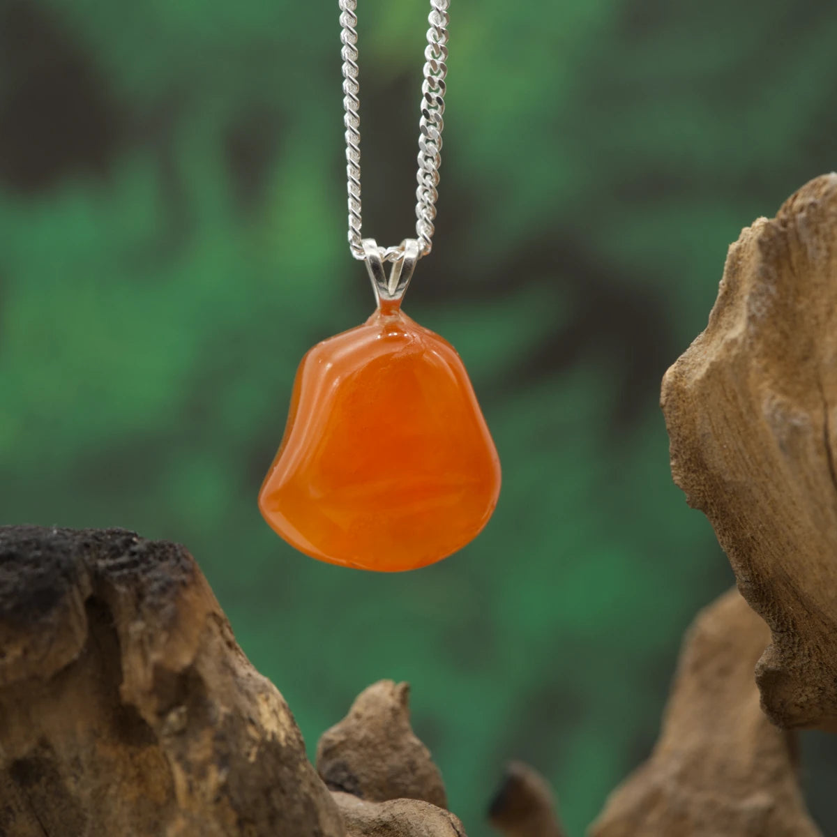 Leuchtend oranger Karneol-Anhänger – Stein der Lebensfreude, Kreativität und Motivation.