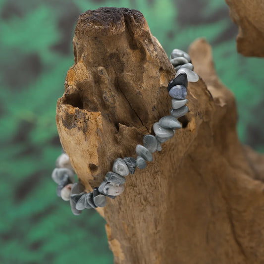 Splitterarmband aus schimmerndem Katzenaugequarz – stärkt Intuition und Schutz.