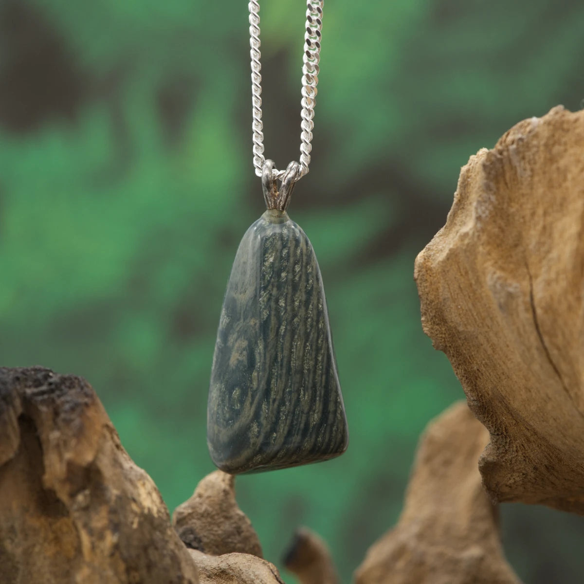 Geisirit-Anhänger aus Kieseltuff – Stein für innere Ruhe und Erdverbundenheit.