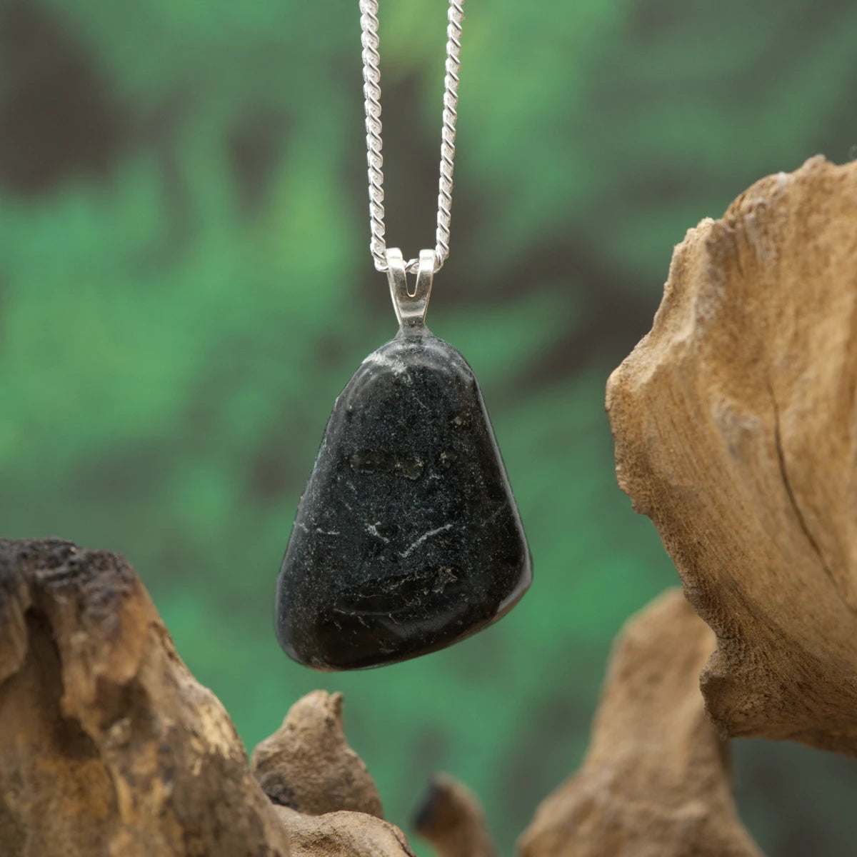 Dunkler Kimberlit-Anhänger – Ursprungsstein der Diamanten, Symbol für Transformation.