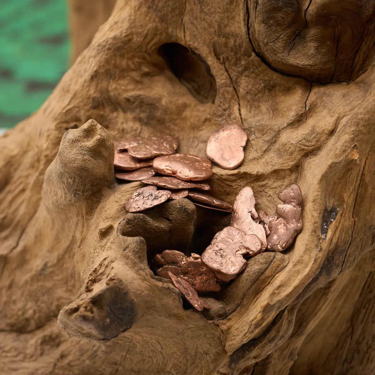 Metallisch rötlich – leitet Energie und fördert Vitalität.