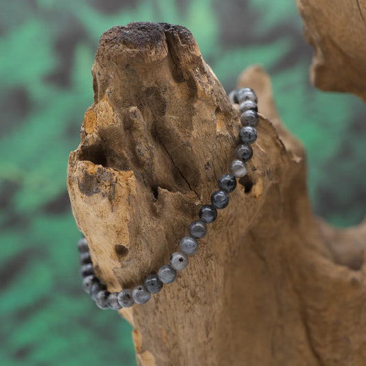 Edelstein-Armband aus 4 mm Labradorit – fördert Bewusstsein und innere Stärke.