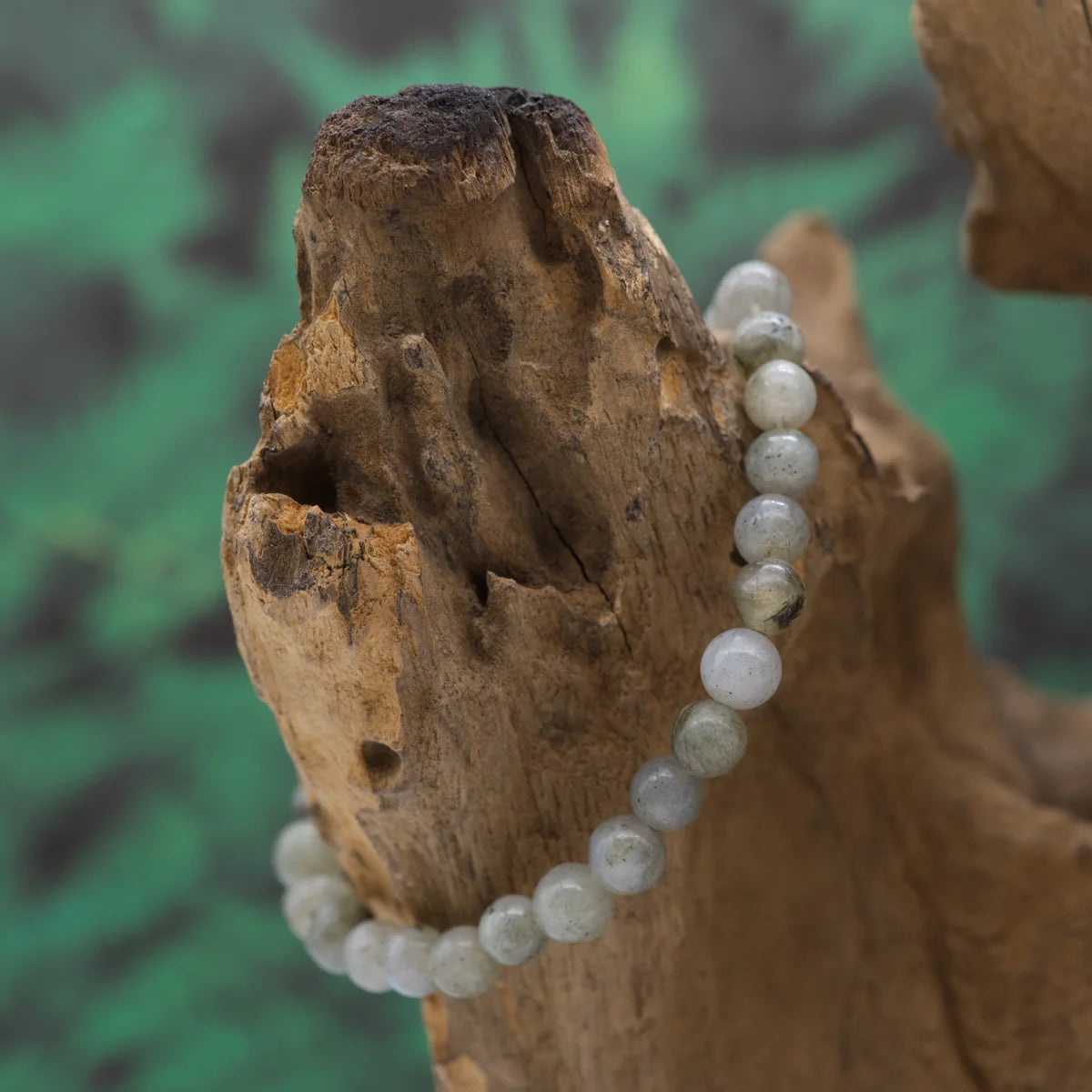 Edelstein-Armband aus 6 mm Labradorit – fördert Bewusstsein und innere Stärke.