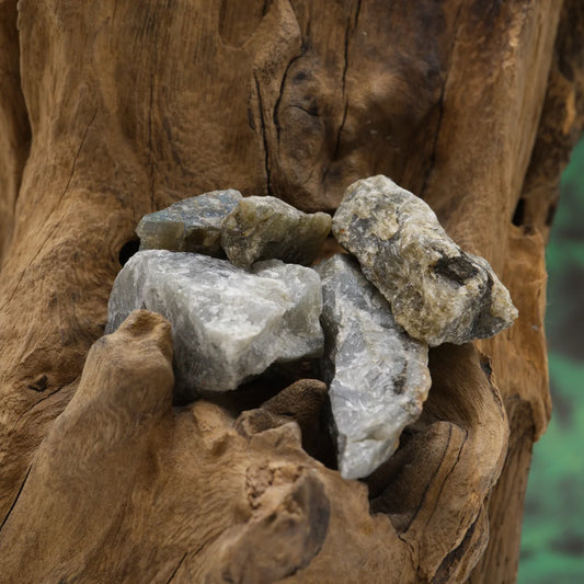 Schimmernder Labradorit-Rohstein – schützt und stärkt Intuition.