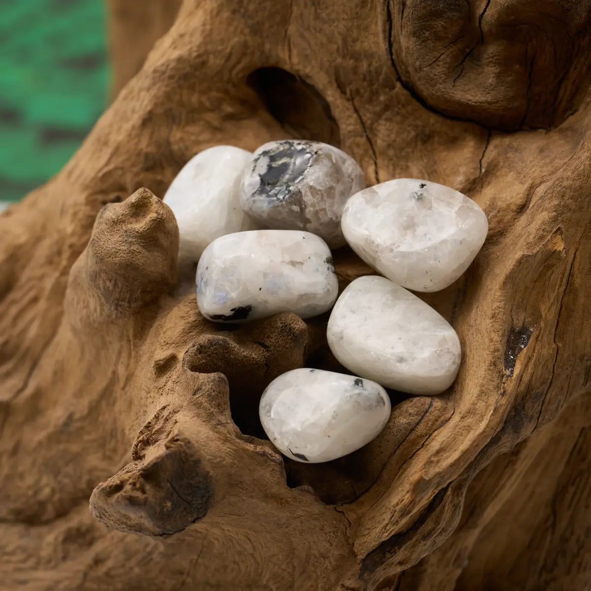 Weiß mit blauem Schimmer – bringt Harmonie und Klarheit.