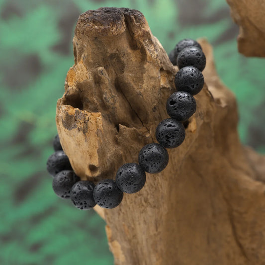Edelstein-Armband aus 10 mm Lava-Perlen mit poröser Oberfläche – schenkt Stabilität und Erdverbundenheit.