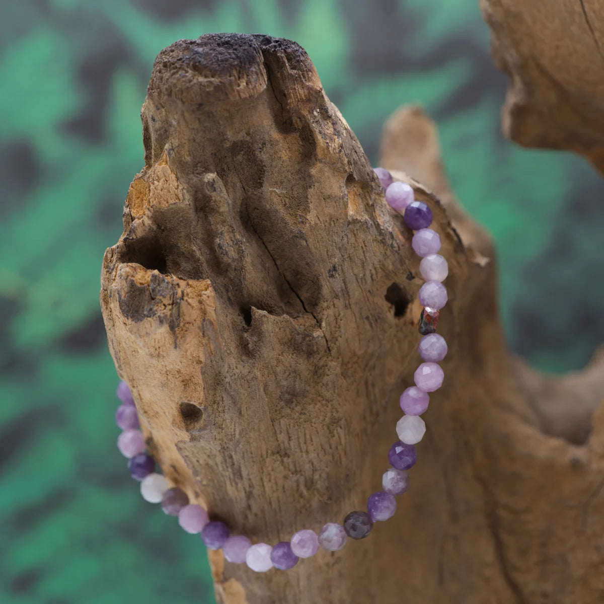 Edelstein-Armband aus 4 mm facettiertem Lepidolith – entspannt und ordnet.