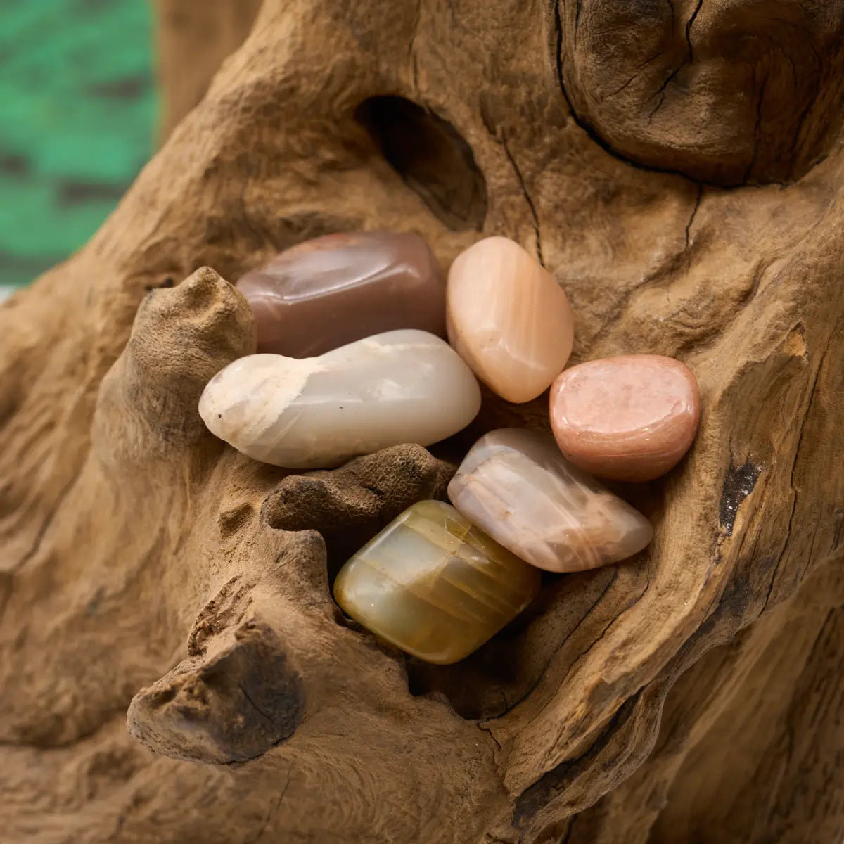 Weiß mit Schimmer – fördert Intuition und innere Ruhe.