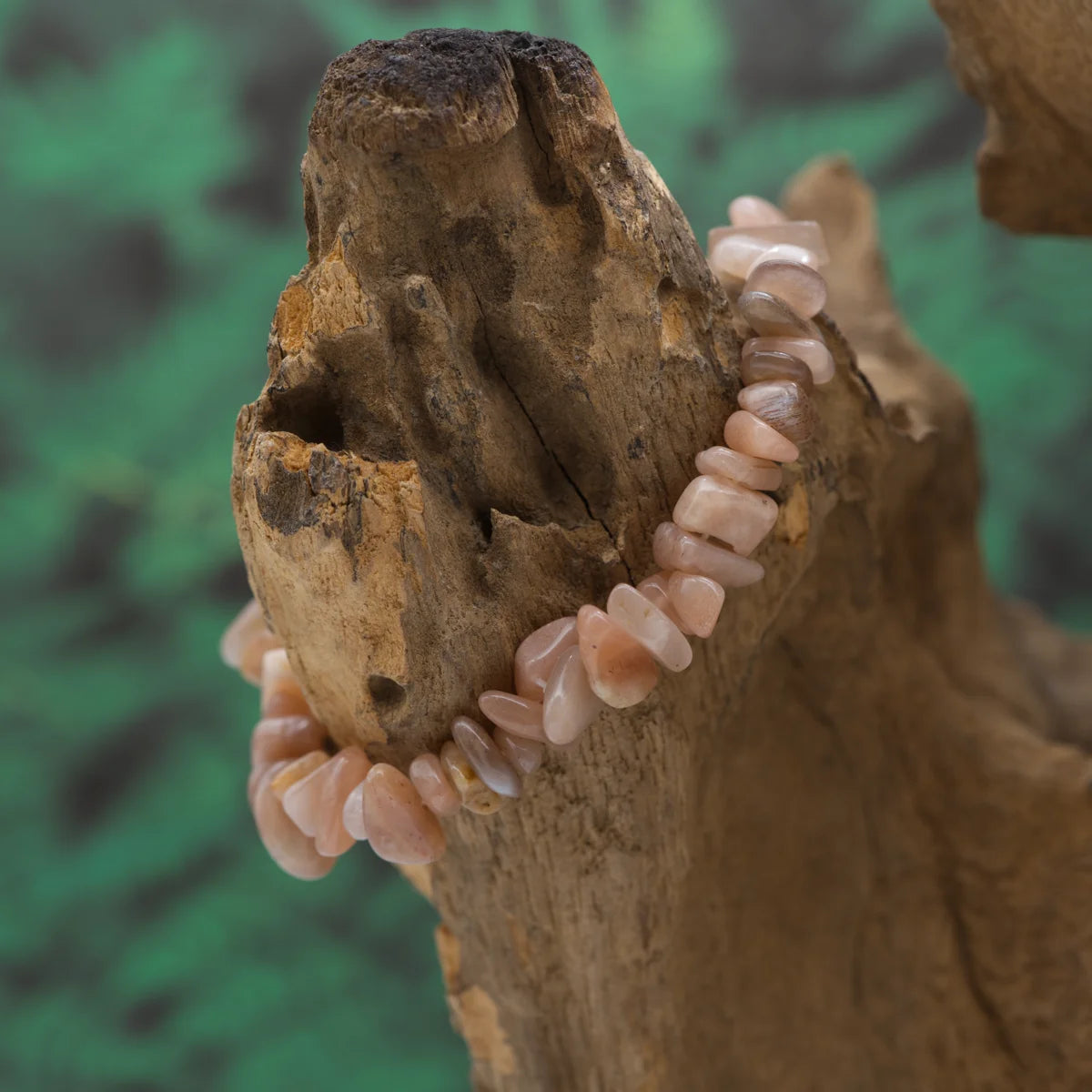 Splitterarmband aus aprikosenfarbenem Mondstein – stärkt Intuition und emotionale Balance.