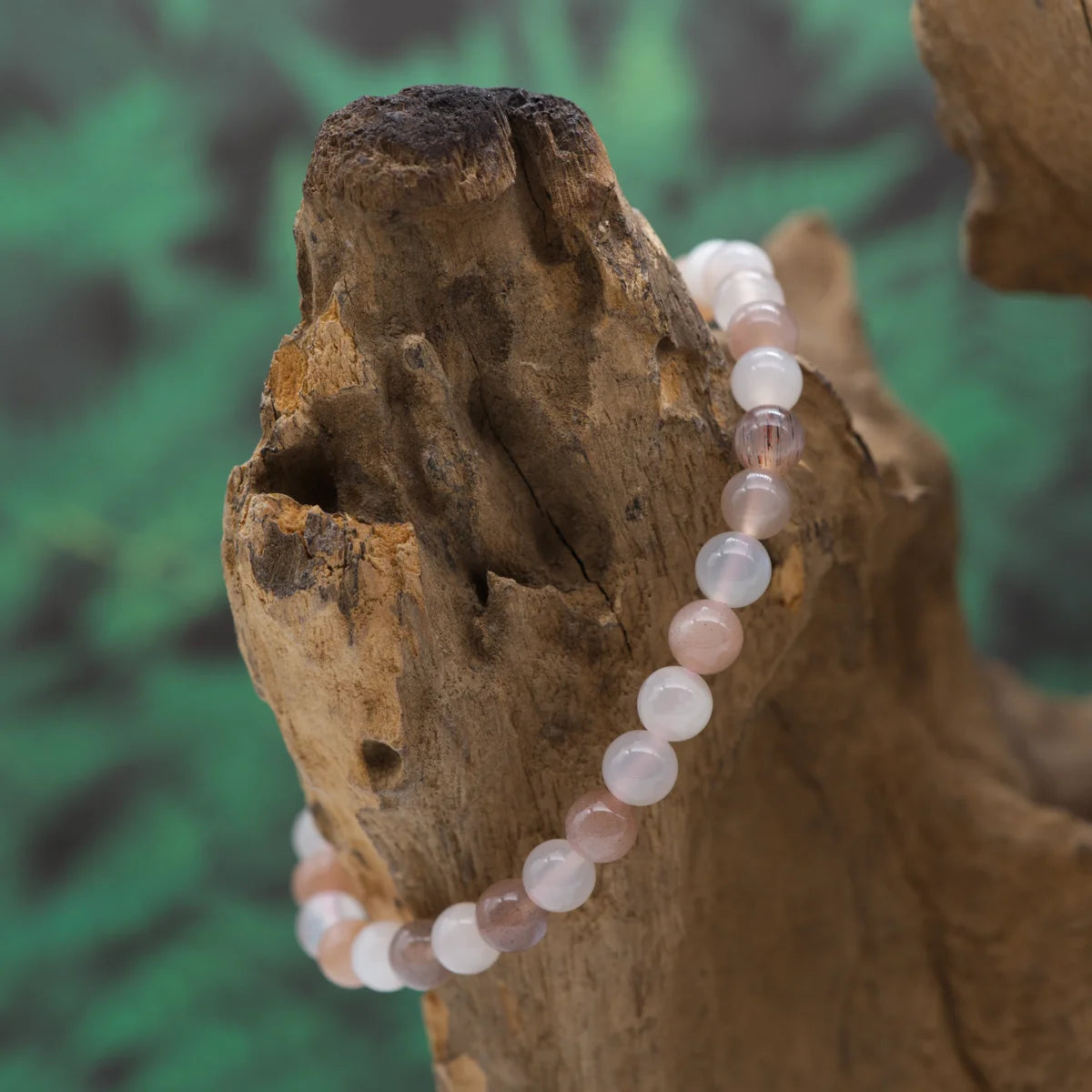 Edelstein-Armband aus 6 mm multicolor Mondstein – harmonisiert Gefühle und Zyklen.