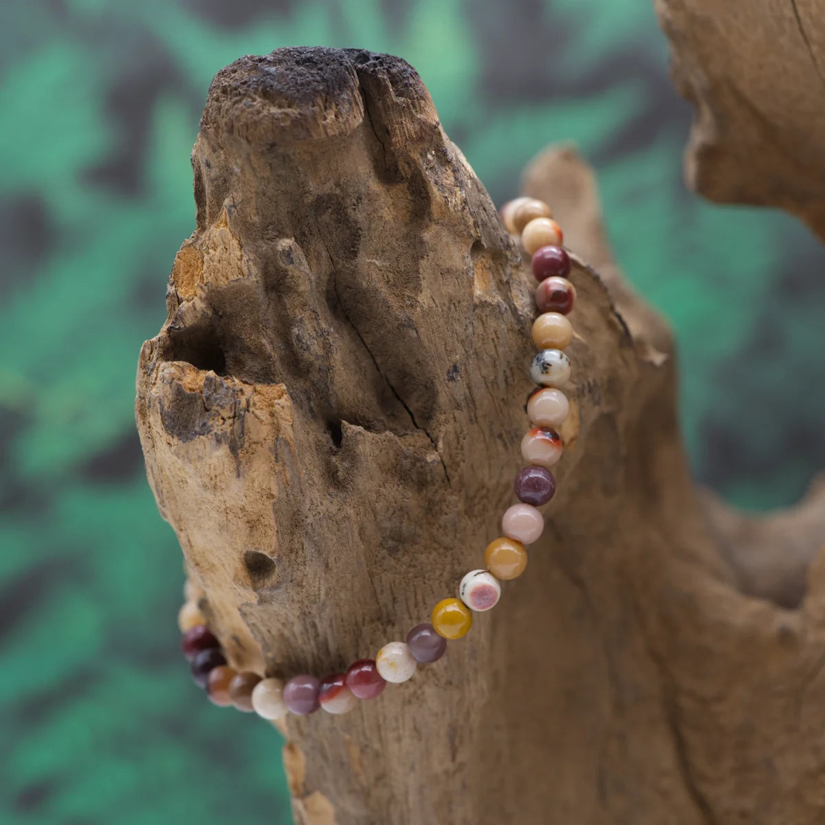 Edelstein-Armband aus 4 mm Mookait – fördert Vitalität und Erdung.