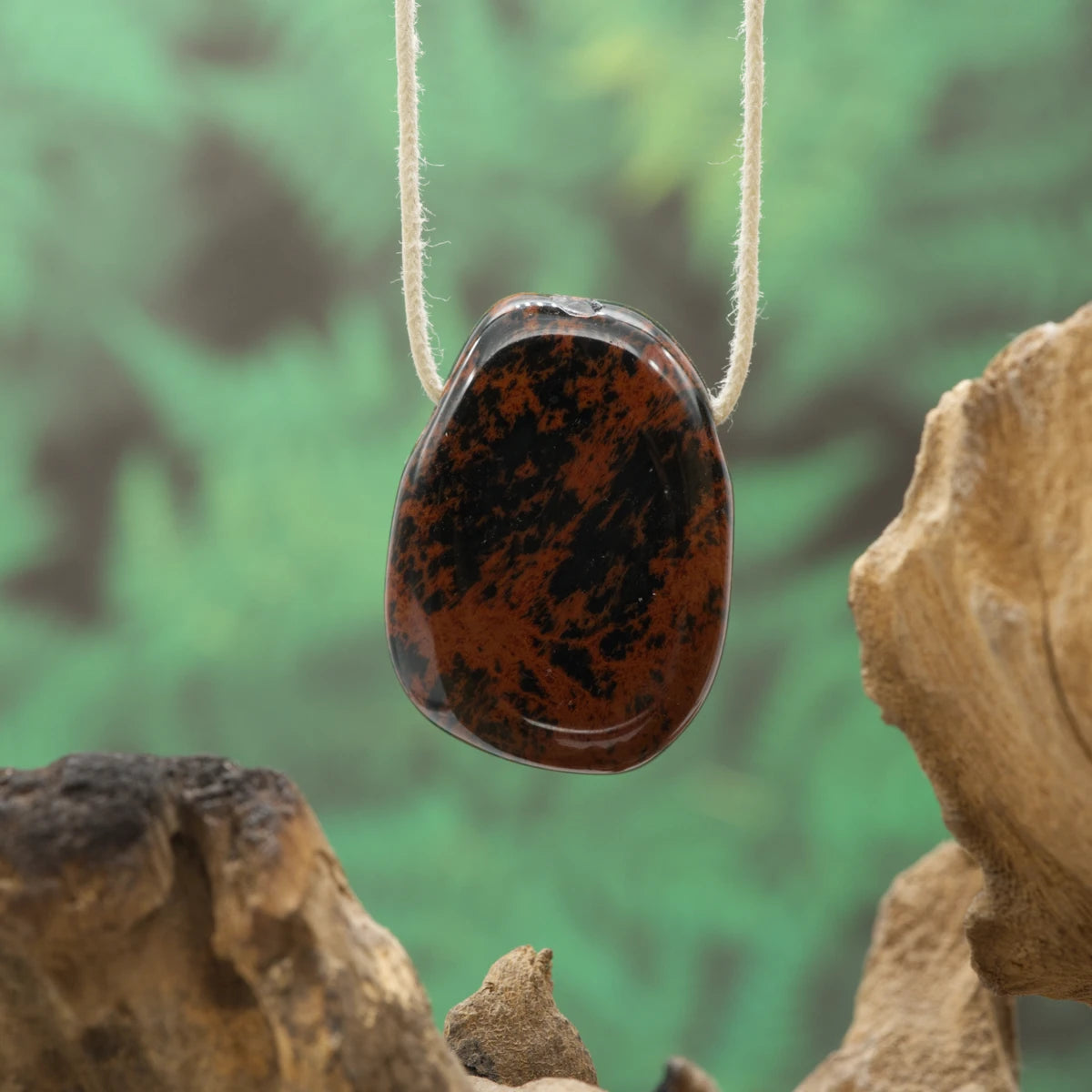 Rötlich-brauner Obsidian – Erdung, Stabilität und emotionale Kraft.