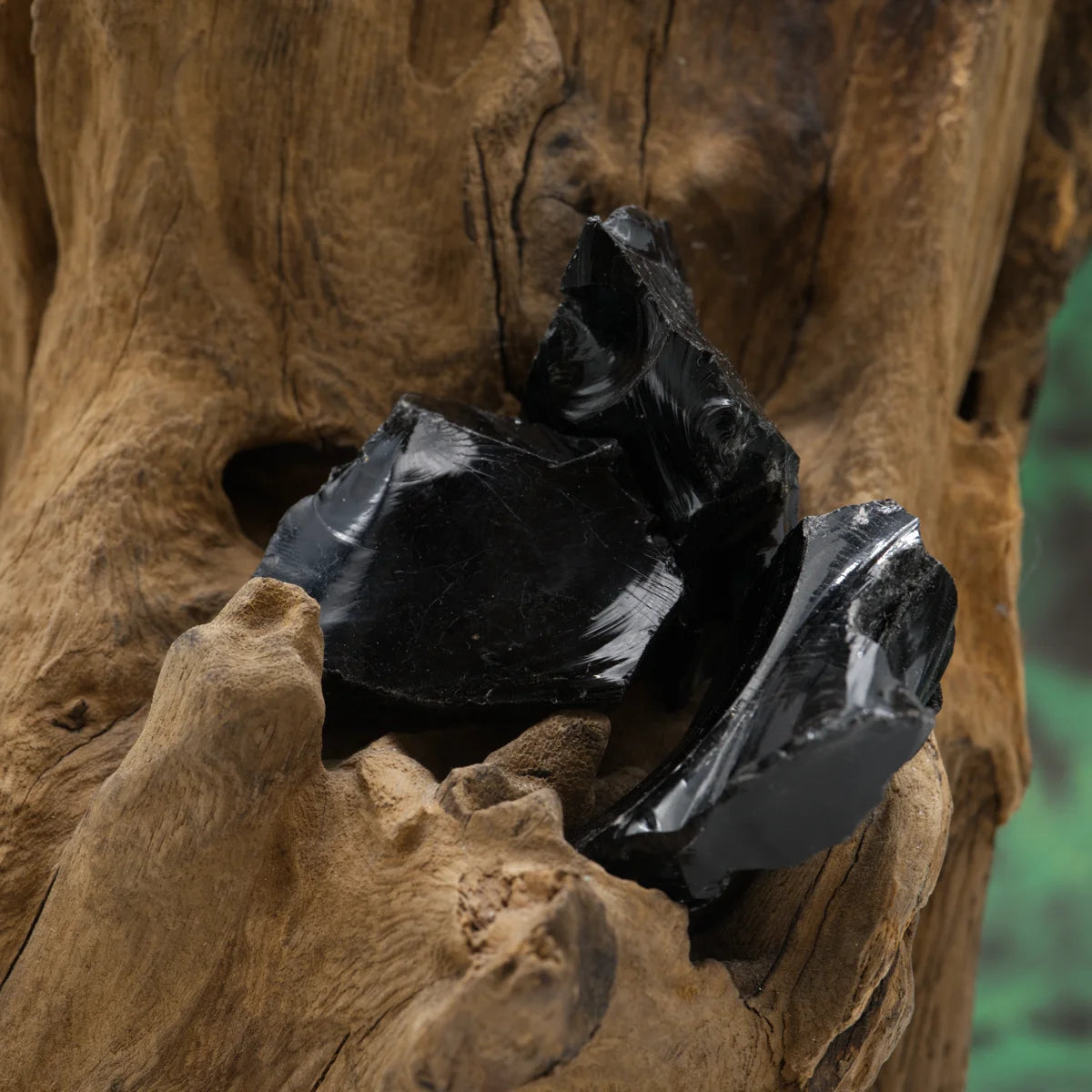 Schwarzer Obsidian-Rohstein – schützt vor negativer Energie und stärkt Bewusstsein.