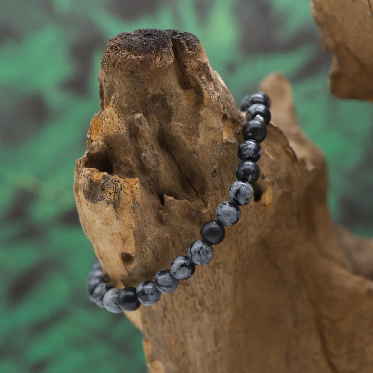 Edelstein-Armband aus 6 mm Schneeflockenobsidian – bringt Klarheit und Ruhe.