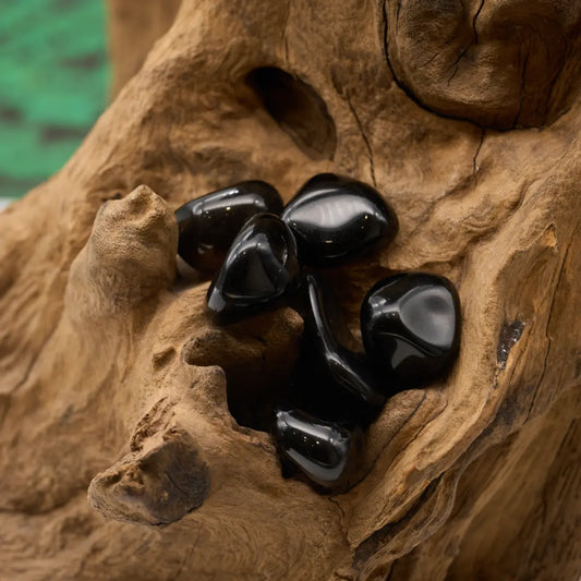 Schwarz, durchscheinend – lindert Trauer und schenkt Schutz.