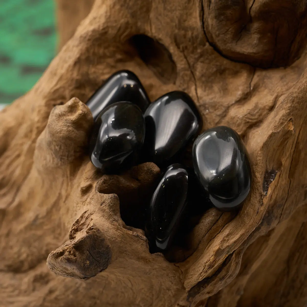 Dunkel mit Farbschimmer – heilt Herz und transformiert.