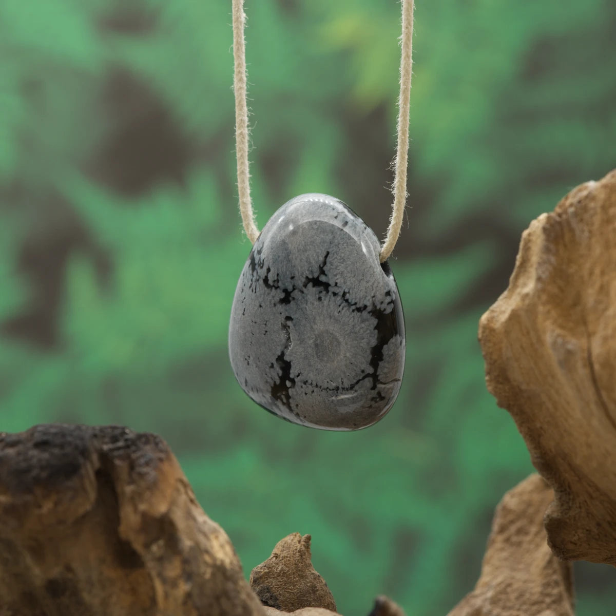 Schwarz-weißer Obsidian – Ausgleich, Reinheit und seelische Klarheit.