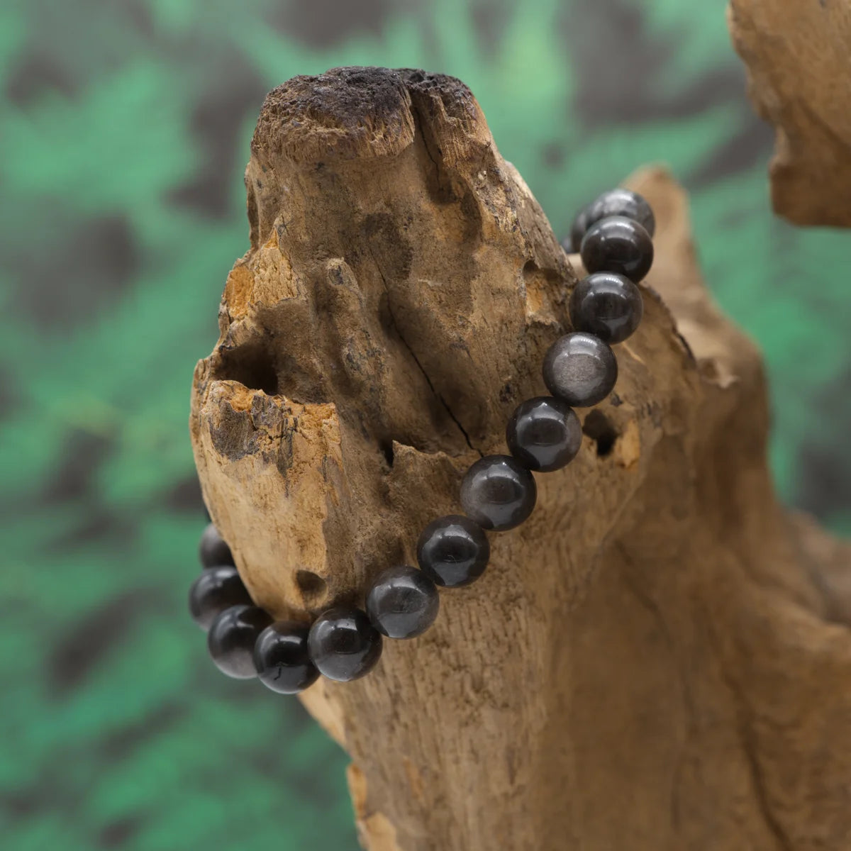 Edelstein-Armband aus 8 mm Silberobsidian-Perlen mit feinem Glanz – stärkt Schutz und Selbsterkenntnis.