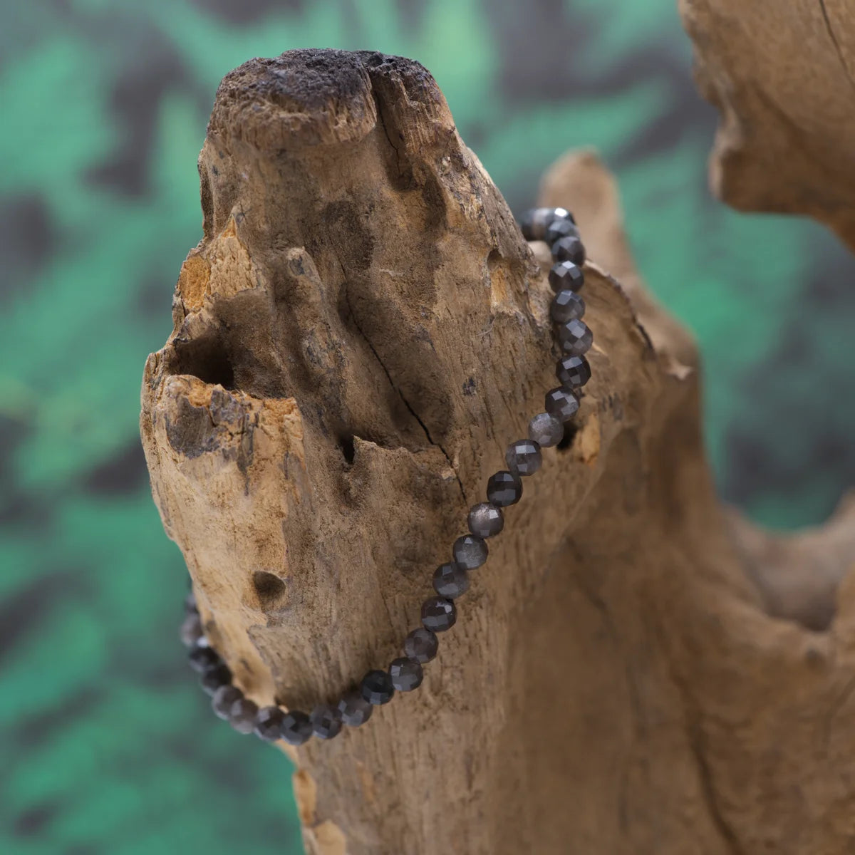 Edelstein-Armband aus 4 mm facettiertem Silberobsidian – stärkt Schutz und Selbsterkenntnis.