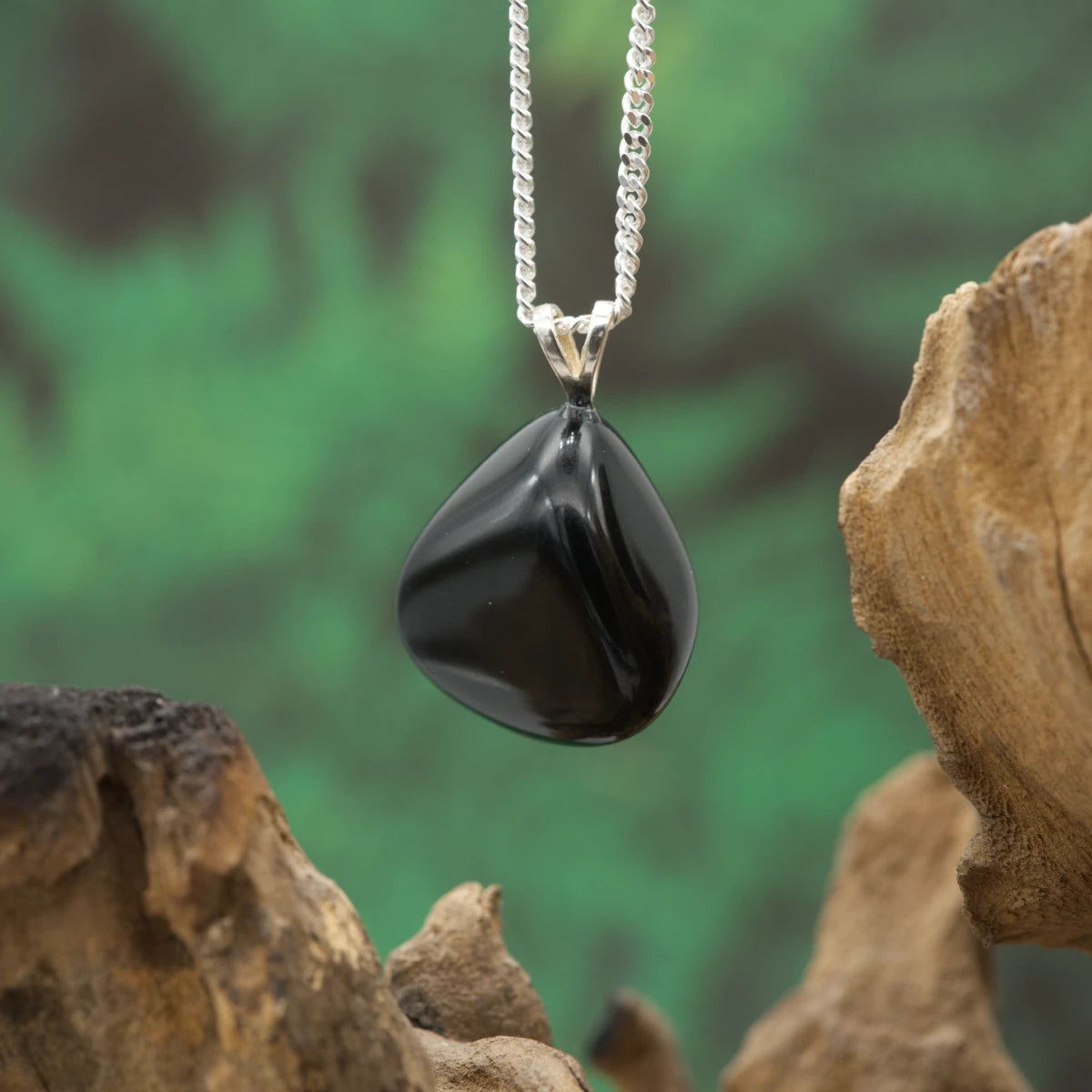 Tiefschwarzer Onyx – Schutz, Willenskraft und fokussierte Stärke.