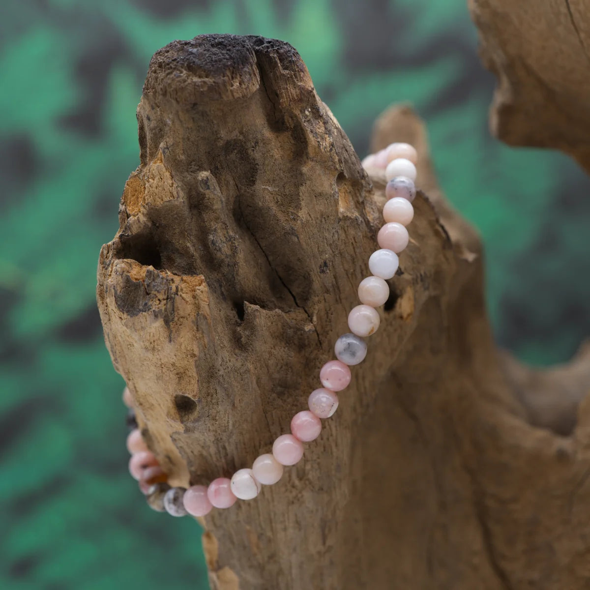 Edelstein-Armband aus 4 mm pinkem Opal – stärkt Sanftheit und Liebe.