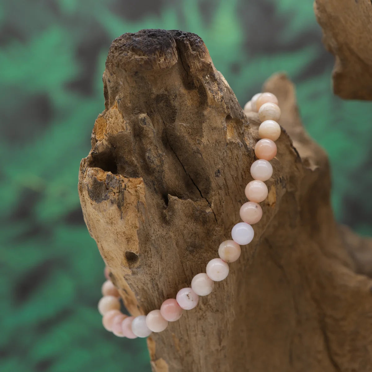 Edelstein-Armband aus 6 mm pinkem Opal – stärkt Sanftheit und Liebe.