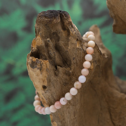 Edelstein-Armband aus 6 mm pinkem Opal – stärkt Sanftheit und Liebe.