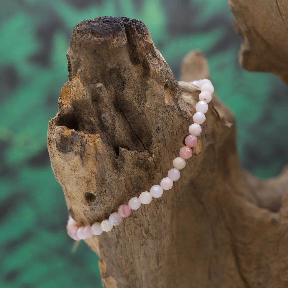 Edelstein-Armband aus 4 mm facettiertem pinkem Opal – harmonisiert und inspiriert.