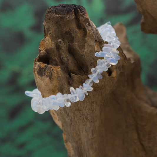 Splitterarmband aus schimmerndem Opalith – öffnet Intuition und innere Harmonie.